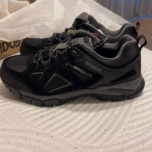 Black and gray nevados